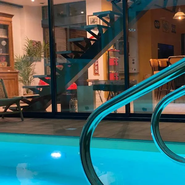 Loft Spa Reims-fr 250m2 privatifs, piscine intérieure chauffée, spa et parking，位于兰斯的酒店