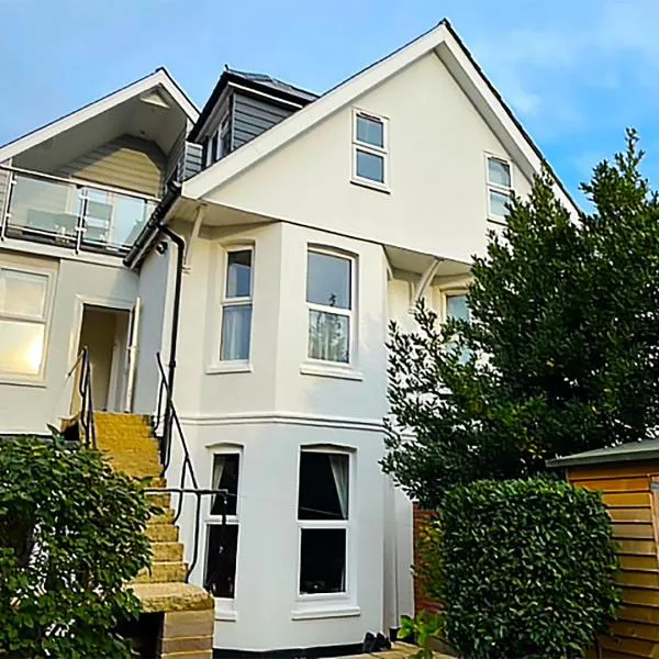 Private Two Bedroom Residence in Southbourne - Private Parking - Off the High Street - Minutes Away from the Beach，位于伯恩茅斯的酒店