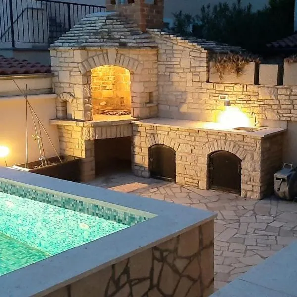 Traumferienwohnung mit privatem Pool & gemütlicher Grillecke am Meer, Kroatien, Istrien, Liznjan bei Medulin - Bester Urlaub an der Adria, für Paare，位于利兹扬的酒店