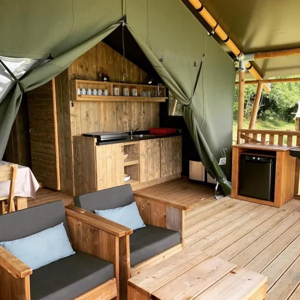 Safari tent lodges with a beautiful view at Lot Sous Toile，位于Cabrerets的酒店