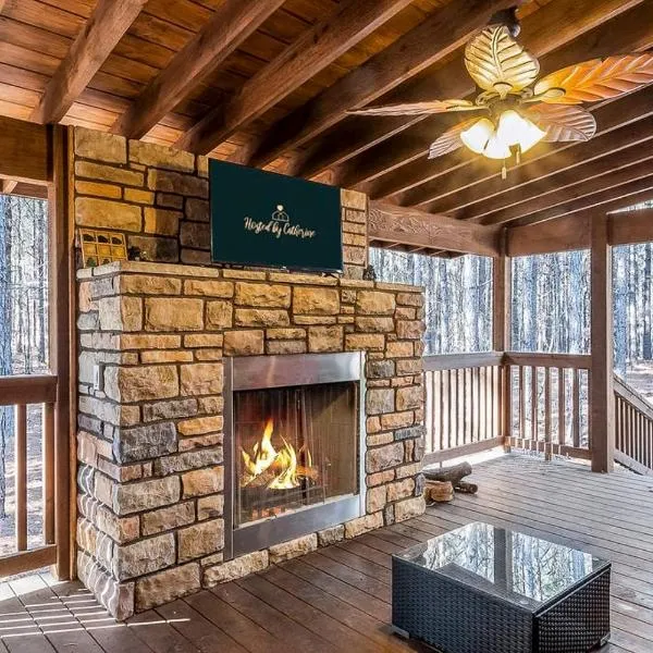 Large Luxury 2BR Cabin w Hot Tub Double Trouble was designed for fun comfort and memories minutes from buzzling Hochatown and beautiful Beaver Bend State Park，位于Hochatown的酒店