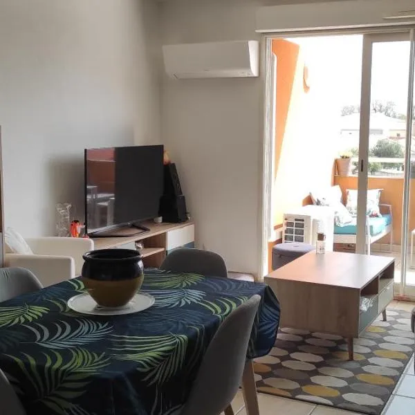 Appartement avec grande terrasse à 15 mn de la mer，位于Saint-Estève的酒店