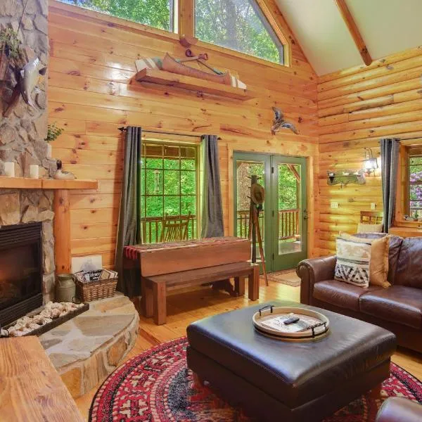 Tree Top Lodge - Gorgeous Lake Cabin with Hot Tub & Magnificent Views of Forests and Mountains! cabin，位于Butler的酒店
