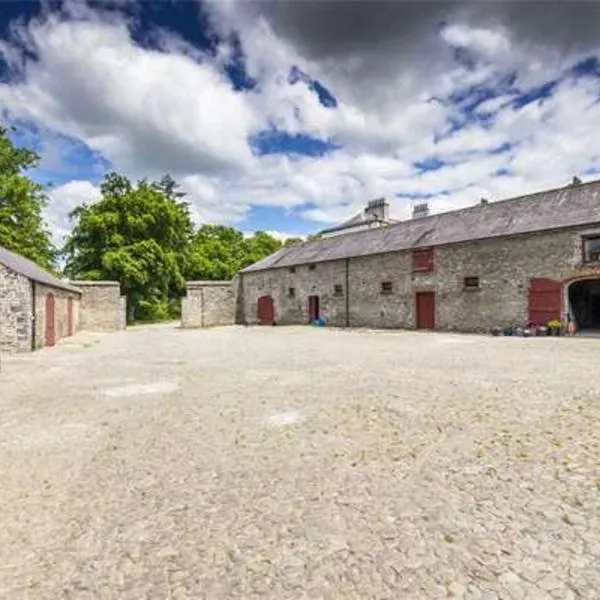 2 Bed Courtyard Apartment at Rockfield House Kells in Meath - Short Term Let，位于Crossakeel的酒店