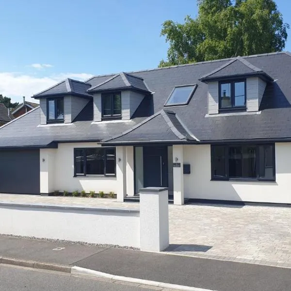 Large modern self contained apartment in Lymington，位于利明顿的酒店