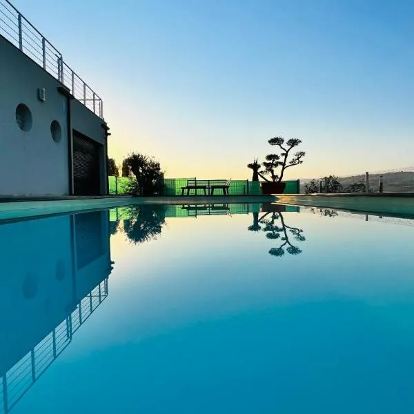 Havre de paix, vue pano, terrasse, piscine, nature.，位于利穆的酒店