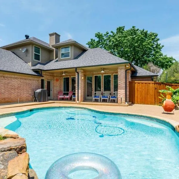 Summer Deal! Executive Family Home with Pool in Keller, DFW，位于沃思堡的酒店