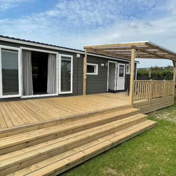 Polderhuisje 2 - Heerlijk chalet met overkapt terras en 2 slaapkamers - max 4 pers - 3 km van Noordzee - locatie op camping 2，位于东福尔讷的酒店