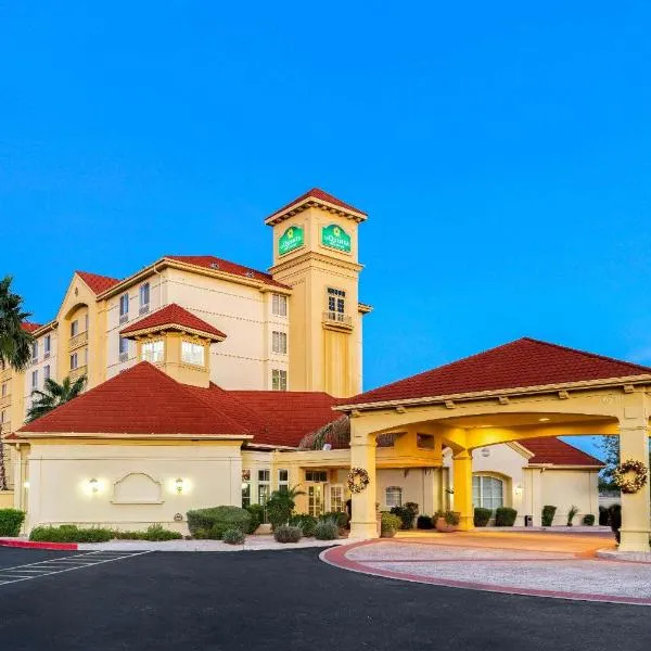 梅萨迷信泉拉金塔旅馆及套房酒店，位于Ciela Grande Mobile Home Park的酒店
