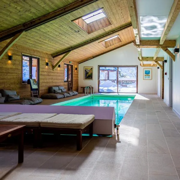 Grand chalet convivial avec sa piscine intérieure，位于圣费雷奥勒的酒店