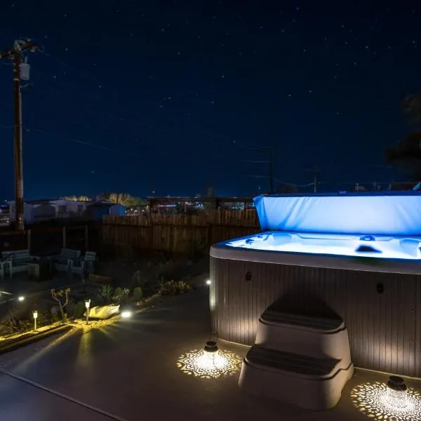 Desert Twilight 29 - Hot Tub & EV Charger，位于二十九棕榈村的酒店