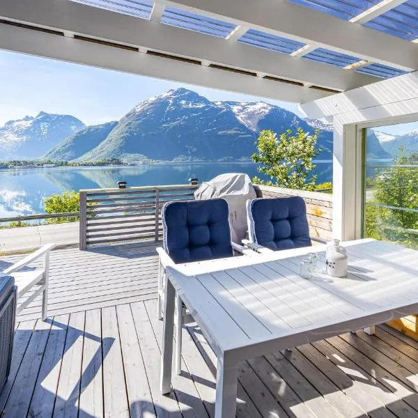 2 Bedroom Awesome Home In Isfjorden，位于翁达尔斯内斯的酒店