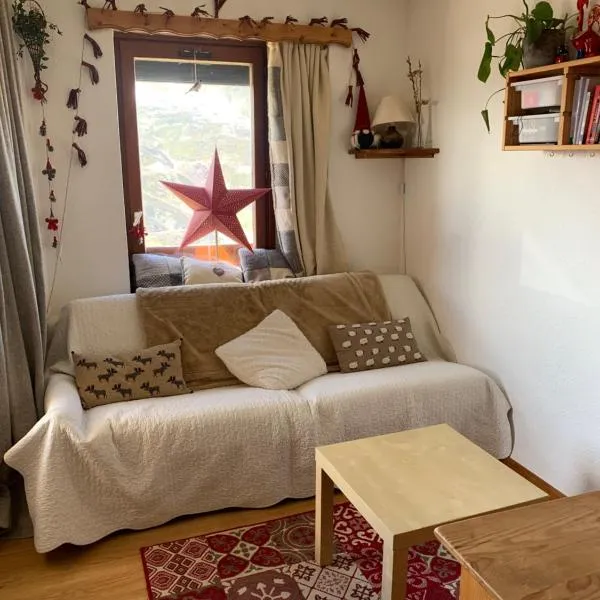 APPARTEMENT COSY ET ENSOLEILLÉ REBERTY 2000 VUE MONTAGNE，位于Levassaix的酒店