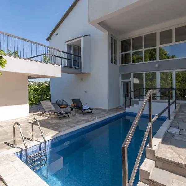 Villa Green Castle，位于Zadvarje的酒店