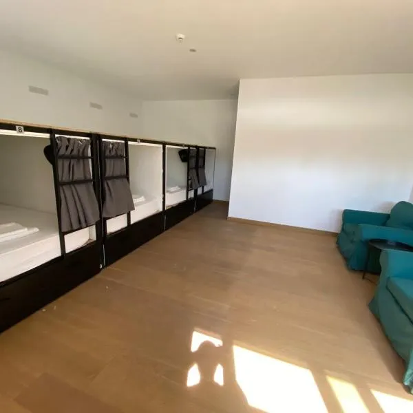 Urban Habitat Capsule Beds，位于尼科西亚的酒店