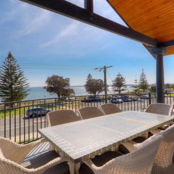 Beachfront Family Favourite Home with Pool & Views，位于曼哲拉的酒店