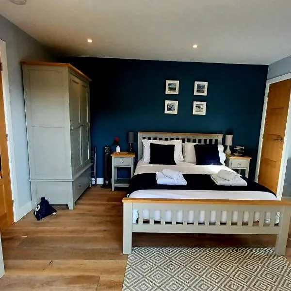 Stylish coastal retreat in St Ives with parking，位于卡比斯贝的酒店