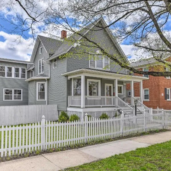 Spacious Oak Park Home, 11 Mi to Downtown Chicago!，位于奥克帕克的酒店
