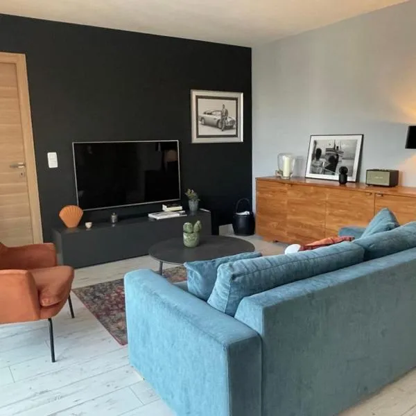 Spacious and Stylish One-Bedroom Apartment on Place de Gaulle Antibes，位于昂蒂布的酒店