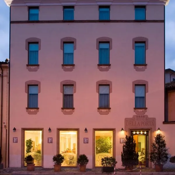德拉波塔酒店，位于Poggio Berni的酒店
