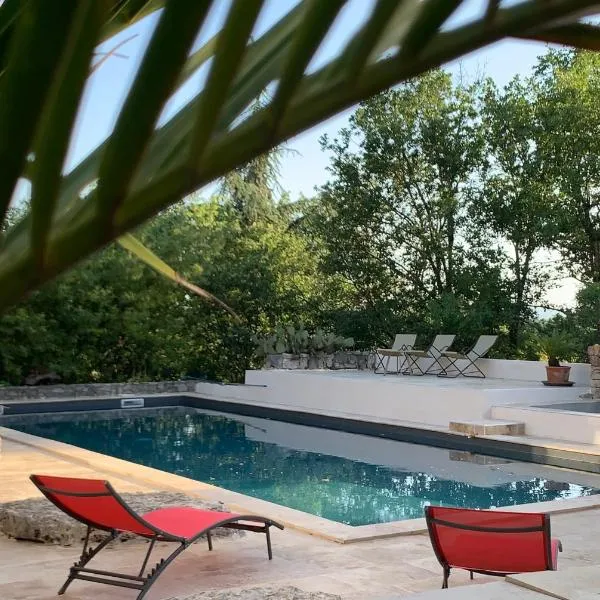 Gîte avec piscine privée au coeur d'une forêt de chênes proche de Vallon Pont d'Arc，位于Saint Alban Auriolles的酒店