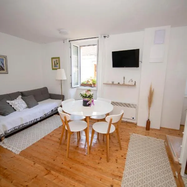 Beachfront Studio AndriNa，位于维斯的酒店