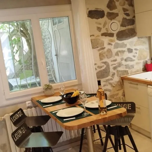 LE COSY Joli F2 proche gare, Arénes avec terrasse privée，位于尼姆的酒店