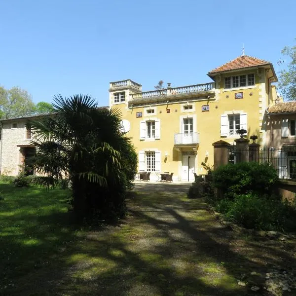 普拉德庄园住宿加早餐旅馆，位于Villeneuve-lès-Montréal的酒店