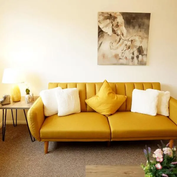 10BH Dreams Unlimited- Budget Heathrow Long stay Apartment with FREE PARKING，位于Ashford的酒店