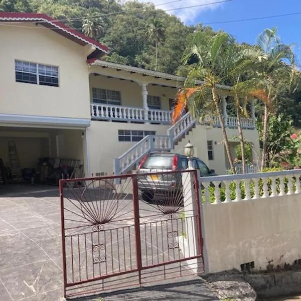 Stunning 2-Bed Apartment in Grand Roy Grenada，位于Mount Nesbit的酒店