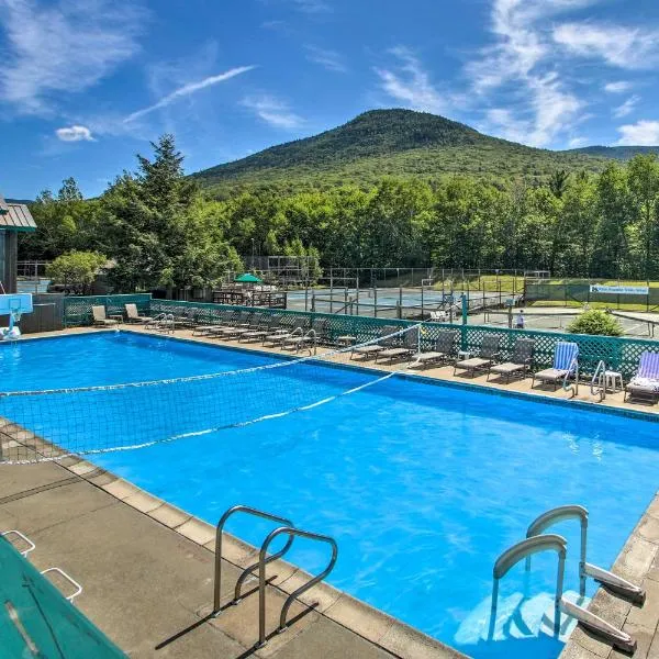 Loon Mountain Townhome with Pool and Slope Views!，位于林肯的酒店