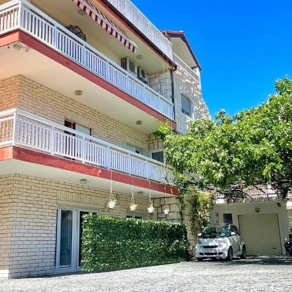 Apartments Neven，位于奥米什的酒店
