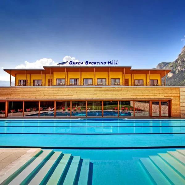 加尔达运动俱乐部酒店，位于加尔达湖滨的酒店
