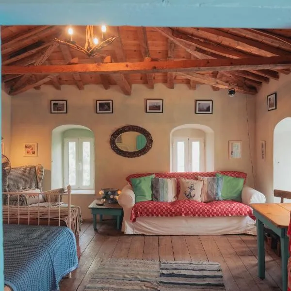 Vintage Stone-built Country Cottage in Richea，位于Koulouraíika的酒店