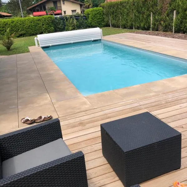 Maison landaise moderne avec piscine chauffée et spa，位于利和米克斯的酒店