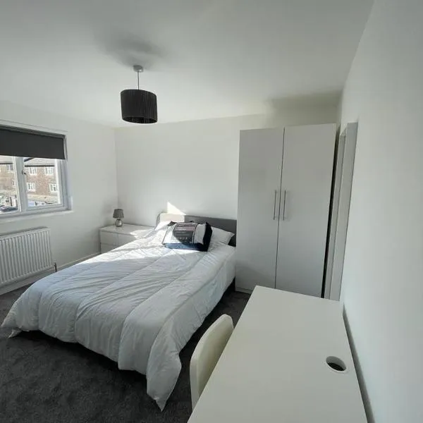 Double room with private bathroom in Basingstoke，位于贝辛斯托克的酒店