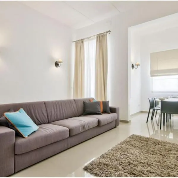 Four Bedroom Typical Maltese Townhouse - One Minute Away From The Seafront，位于斯利马的酒店