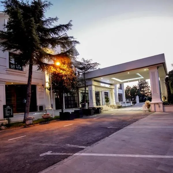 Univers Resort，位于Polisi i Vogël的酒店