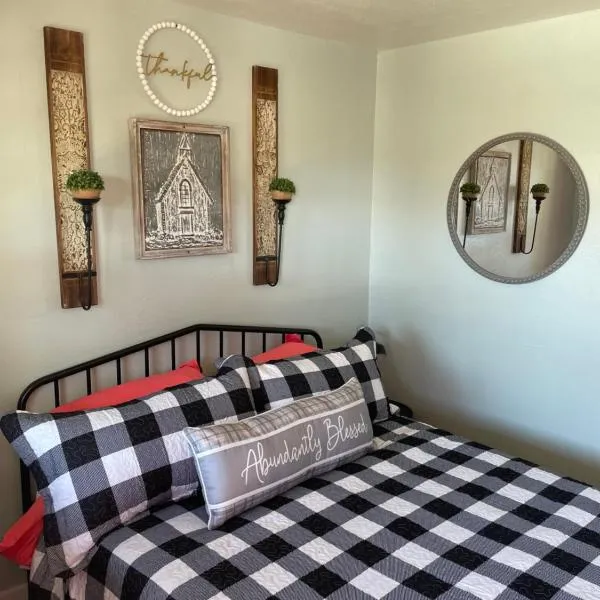 Millz Manor，位于Fall River Mills的酒店