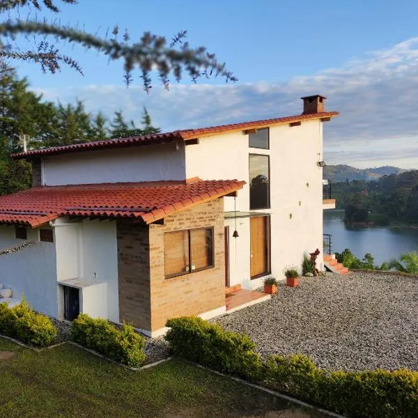 La Villa, Espectaculares vistas al lago Peñol-Guatape，位于瓜塔佩的酒店