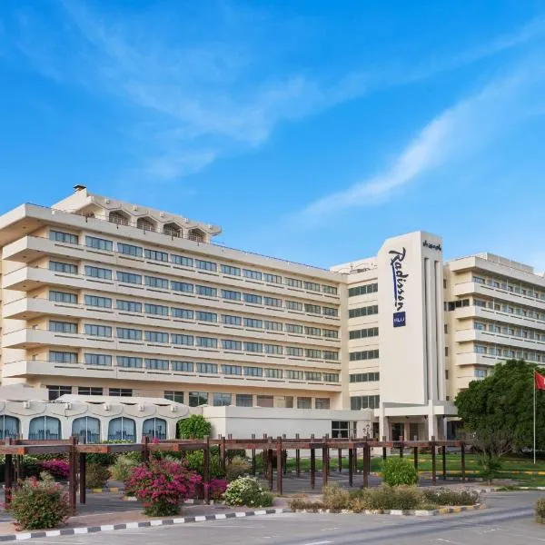 Radisson Blu Hotel & Resort, Al Ain，位于Al Mu‘taraḑ的酒店