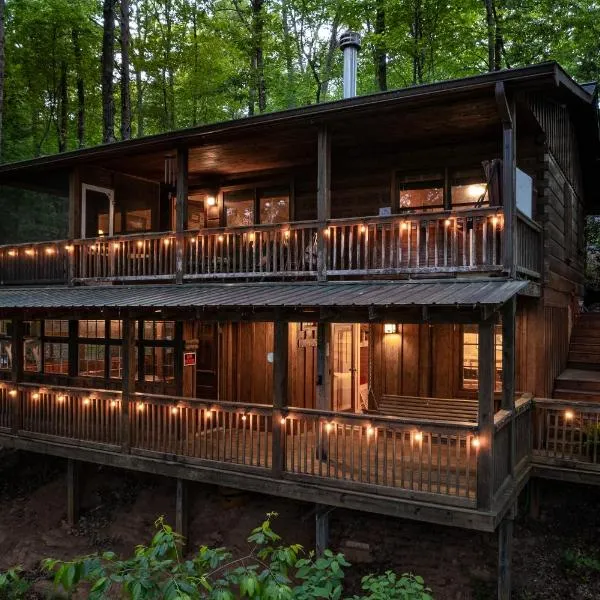 Secluded Sunrise Ridge-10 Min From Blue Ridge, King Beds, Hot Tub, 2 Porches, Fireplace Wood Burning, Mountain View, Cozy，位于车里罗格的酒店