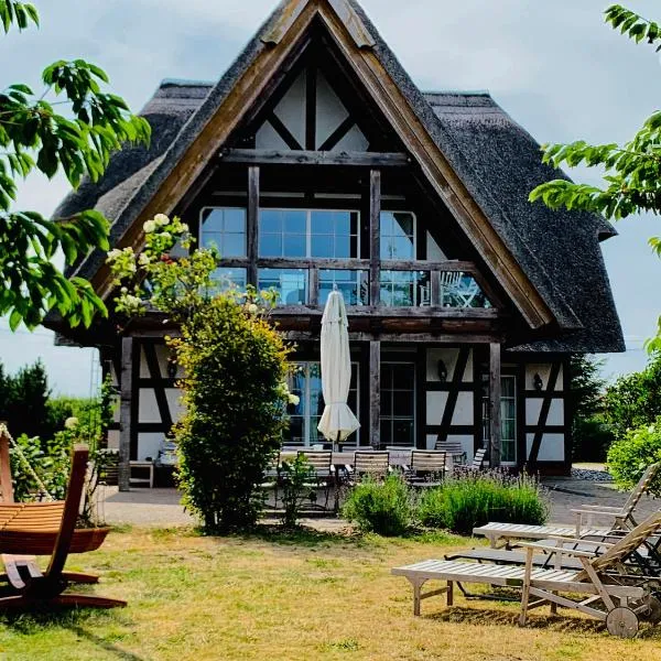 Landhaus am Achterwasser mit Bootssteg，位于Grüssow的酒店