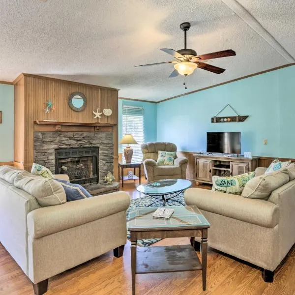 Steinhatchee Home with Boat Parking 1 Mi to Marina，位于Steinhatchee的酒店