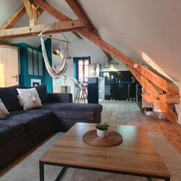 Loft lumineux et cosy avec grande terrasse，位于Maîche的酒店