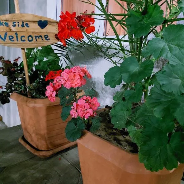 Lakeside Green Balcony Home，位于茨卡尔图博的酒店