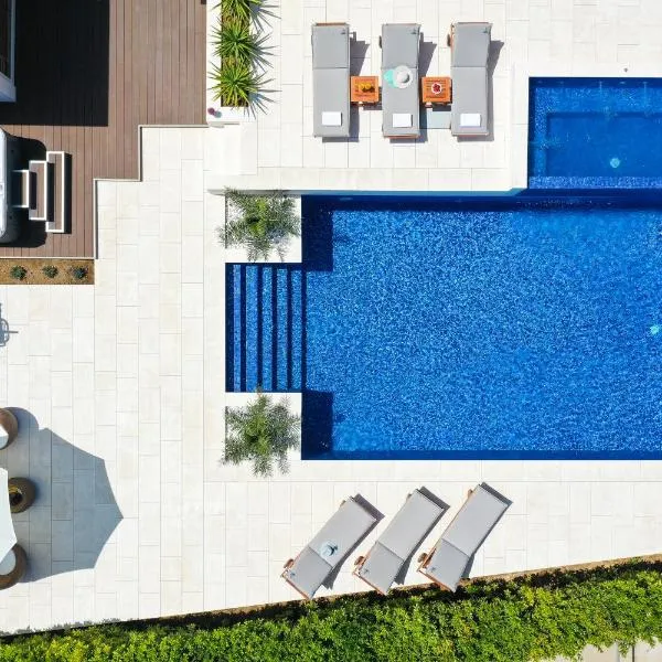 Villa Pino with Pool, Sauna & Jacuzzi，位于佩特坎内的酒店