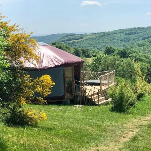 Yourte 2-4 personnes avec SPA，位于Saint-Laurent-de-Lévézou的酒店