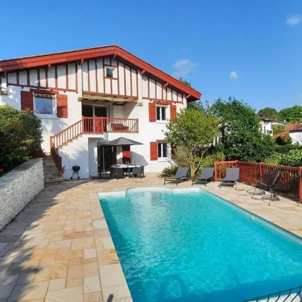 Chambre d'hôtes avec piscine dans maison Basque avec petits-déjeuners，位于亚斯凯恩的酒店