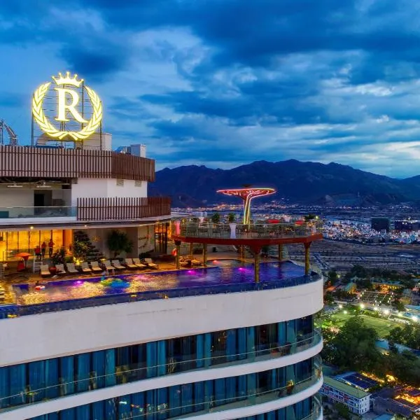 Regalia Gold Hotel，位于Thôn Xuân Lạc的酒店